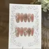 Tao Xili [Banquete de Flor de Durazno Graso] Temperamento Dulce Rosa Durazno Suave Brillo Fino Flor Tallada Perla Apilada Pedrería Uñas Portátiles Hechas a Mano