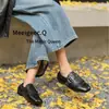 Mules Planas com Franjas Estilo Europeu Retrô para Mulheres 2025 Novo Estilo Meio Chinelos Fechados com Escultura Sapatos de Couro Estilo Britânico