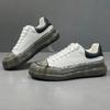 Tênis Masculino de Couro Genuíno Branco de Alta Qualidade, Sapatos Esportivos Versáteis da Moda, Modelo Verão 2025, Sapatos Casuais Masculinos com Solado Grosso de Borracha