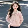 Conjunto de dos piezas para niños de mediana edad: top de manga larga estilo universitario con cuello de solapa, nueva colección primavera/otoño, con un diseño de caricatura dulce y lindo, combinado con pantalones vaqueros casuales