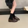 Zapatos planos slip-on de cuero preppy con punta redonda y pliegues para mujer, reducen la edad, nuevos 2026, cuero suave, suela suave, mocasines