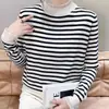 Suéter tejido de bloque de color a rayas estilo retro francés, procesamiento OEM para mujer, modelo nuevo 2026 con base de camisa de encaje en el cuello