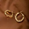 Anillo Europeo y Americano de Oro Plata Rota Hebilla de Oreja Diseño Nicho de Lujo Ligero Aretes Avanzados Otoño e Invierno Nuevos Aretes Combinables