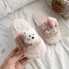 Chinelos de algodão fofos com solas grossas para usar ao ar livre, sapatos de casa femininos fofos, novos chinelos slip-on antiderrapantes de moda 2026 para o inverno