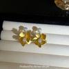 Pendientes de Flor de Perla Imitación Elegantes Vintage para Mujer Nicho Lujo Ligero de Alta Gama Elegantes Pendientes Combinables 2025 Nueva Llegada