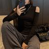 Camisa Básica Feminina Gola Alta Meia-Altura Off-Shoulder com Recorte no Ombro Direito Manga Longa Pode Ser Usada por Fora e por Dentro da Roupa