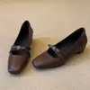 Venda Quente Estilo Gentil Retro Couro Genuíno Sapatos Pequenos Femininos Outono 2026 Novo Estilo Fundo Plano Tira Única Bico Fino Boca Rasa Sapatos de Uma Sola