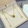 Collar de Cerámica Blanco y Negro Versión Alta V Dorada Cadena de Clavícula Pequeño Hombre Rojo Caridad Cadena Gruesa Chapada en Oro de 18K