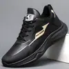 Sapatos Masculinos 2026 Primavera Novo Estilo Couro Impermeável Sapatos de Trabalho para Chef Solado Macio Simples Versátil Esportivo Casual Sapatos Masculinos