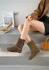 Botas Empilhadas Veludo Amassado Leves Confortáveis 2026 Versátil Outono/Inverno Nova Moda Retro Aumento Interno de Altura Botas Curtas da Moda