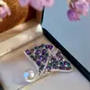 Exquisita Broche de Hoja de Ginkgo con Perla Blanca Australiana y Circonita Morada Estilo Lujo Ligero para Mujer Pin para Suéter de Otoño e Invierno con Sentido de Ambiente