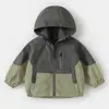 Chaqueta Impermeable Estilo Europeo de Trabajo para Niños Ropa de Otoño para Niños Top para Bebé Moda de Otoño 2026 Nuevo