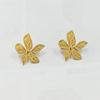 Estilo ins francés diseño de nicho pétalo relieve tridimensional pendientes vintage acero de titanio chapado en oro real de 18K joyería para orejas venta al por mayor