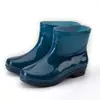 Botas de lluvia cálidas para mujer, antideslizantes, impermeables, resistentes al desgaste, engrosadas, de media pantorrilla, botas de lluvia de invierno para cocina, de goma cortas con forro polar