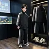 Conjunto de Ropa de Otoño para Niños 2026 Nuevo Estilo para Niños Medianos y Grandes Estilo Primavera y Otoño Chaqueta de Trabajo Guapo Moderno Ropa Deportiva para Niños