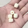 1 Colgante Redondo de Fruta de Marfil con Talla de un León, una Bestia Mítica y un Dragón Manualidades y Accesorios DIY al por Mayor
