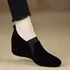 Sapatos Femininos Aumentadores de Altura Interna Feitos à Mão 2025 Outono Novos Sapatos de Salto Plataforma Confortáveis Couro Nobuck Slip-On Sapatos Pretos para o Dia a Dia
