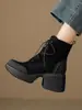 Primeiro Encontro Ji Chun Gen Botas Curtas Femininas 2026 Nova Coleção Outono/Inverno Salto Alto Plataforma Cadarço Estilo Britânico Botas Martin