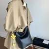 Bolso de Hombro Retro de Alta Gama Transfronterizo para Mujer 2025 Nuevo Bolso Cubo de Lado Suave Bolso de Hombro Versátil Bolso Cruzado Elegante