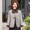 Colección de otoño de mamá: elegante y estilosa capa de lana doble cara, un moderno jersey de lana para mujeres de mediana edad y mayores, un cárdigan de primavera y otoño