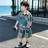 Conjunto de Verão para Meninos 2026 Novo Estilo Camisa Estilo Praia Infantil Manga Curta Conjunto de Duas Peças Roupas de Verão para Bebês Meninos