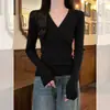 Camiseta básica para mujer 2025 nueva primavera y otoño cuello en V corte ajustado manga larga capa interior con tacto de alta gama, suéter de punto, top de cuello bajo