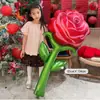 Novo balão de rosa extra grande transfronteiriço com suporte de mão, decoração de folha de alumínio para shoppings, adereços para fotos de lojas, atacado