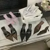 Sandalias de dedo de tacón medio puntiagudas nuevo estilo 2026 sexys para mujer, pantuflas de media caña, ropa exterior francesa para exteriores, zapatos de tacón fino para socialité, punta cerrada