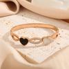 Versión coreana de la pulsera de acero de titanio amor dorado para mujer que no se desvanece ins un diseño hueco viento frío pulsera de moda moderna