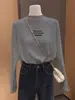 Camiseta interior blanca engrosada para mujer con hombros rectos, tejido de terciopelo alemán cepillado, cuello semi-alto, manga larga, adecuada para usar en otoño