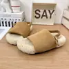Sandálias de Pele de Nicho Outono 2026 Novos Sapatos Femininos Estilo Coreano Preguiçoso Sandálias de Pelúcia Versáteis Bico Aberto Couro Fosco