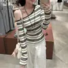 Dropshipping Outono e Inverno Estilo Coreano Gola Assimétrica Ombro a Ombro Listrada Sexy Manga Longa Camiseta Feminina Slim Fit Versátil Top