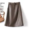Saia de Couro com Fivela Vintage para Mulheres, Nova Coleção Outono 2026, Cintura Alta, Slim Fit, Que Marca o Quadril, Saia Lápis Emagrecedora de Comprimento Médio