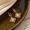 Exquisitos aretes calados de zirconia y perla, un accesorio ligero y de moda para mujer, versátiles y fáciles de combinar, con diseño de pétalo, y que ofrecen un look único y elegante.