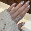 Anillo de Flor Hueca de Estilo Dulce Femenino, Moderno y Versátil, Apilable, Elegante Anillo Abierto, Popular Anillo para el Dedo Índice