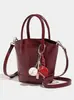Bolso Cubo Rojo Retro de Gama Alta para Mujer 2025 Otoño e Invierno Nuevo Nicho Bolso de Novia para Boda Bolso Cruzado Portátil para Viajes