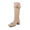 Botas de montaria femininas em camurça estilo coreano, novo modelo de outono, bico quadrado, salto médio grosso, com fivela de cinto e laço, botas finas que vão até o joelho