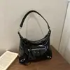 Tendencia de Moda de Verano 2026: Bolso de hombro y axila grande, de alta apariencia, con adornos de remaches, simple y versátil, elegante