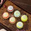 Jarra de cerámica degradada, un producto cultural y creativo popular en la zona escénica, con un estilo chino tradicional y técnicas antiguas, y que contiene incienso sólido