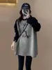 Moda Otoño 2026 para Mujer: Camiseta de Manga Larga con Color Contrastante Cepillado, de Longitud Media, Corte Holgado, Tallas Grandes, por Encima de la Cadera, Combinada con Pantalones de Piel de Tiburón