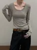 Yuanxi - Moda Otoñal Básica Adelgazante Resaltando Hombro y Escote Cuello en U Manga Larga Camiseta para Mujer 268416-1