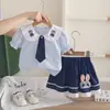Conjunto de falda corta para niña, nueva colección de verano 2026, elegante y lindo, con cuello de conejo y manga corta, un conjunto de dos piezas de moda