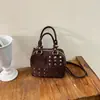Bolsa de mão feminina coreana de nicho moderna com rebites, nova coleção de outono retrô doce legal versátil para ombro e transversal