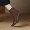 Primer Encuentro con las Botas de Tacón de Aguja Metálicas de la Temporada, Elegantes y Versátiles para el Viaje Diario, Botas Delgadas de Tacón Alto con un Aire Chic Retro Francés