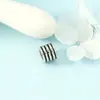 Colar Estilo Coreano Mini Rodinha Redonda Prata e Preta para Mulheres, Pingente de Corrente Curta para Clavícula Cilíndrico Pequeno Fresco e Elegante, Novo Modelo para Mulheres