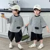 Conjunto de Verão Manga Curta para Meninos Estilo Coreano Infantil Moda Casual Roupas Listradas 2026 Novo Conjunto Fino de Duas Peças de Verão