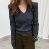 Suéter vintage de punto trenzado gris oscuro con cuello en V para mujer, adecuado para usar en capas en otoño e invierno, corte ajustado, hombro normal, top de capa base