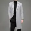 Casaco de lã masculino de comprimento médio, de abotoamento simples, estilo coreano, corte slim, cor sólida, simples, casual e adequado para o trabalho, para outono e inverno.