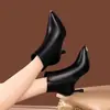 Botas de tornozelo de salto alto com bico fino para mulheres, com saltos finos e zíper, botas pretas, elegantes botas de couro para outono e inverno, novas botas versáteis de corte justo