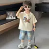 Conjunto de Verano para Niños 2026 Nuevo Estilo Conjunto de Dos Piezas de Manga Corta de Dibujos Animados Coreanos para Niños Pantalones Cortos de Mezclilla a la Moda para Bebés Niños